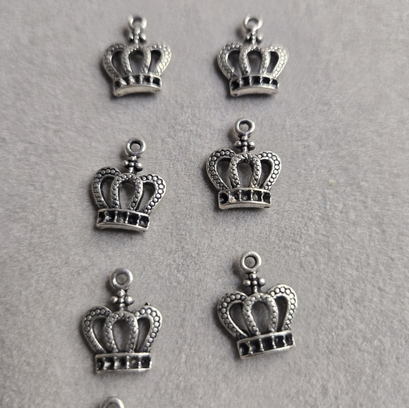 Pewter crown charm - Picture 3 of 5